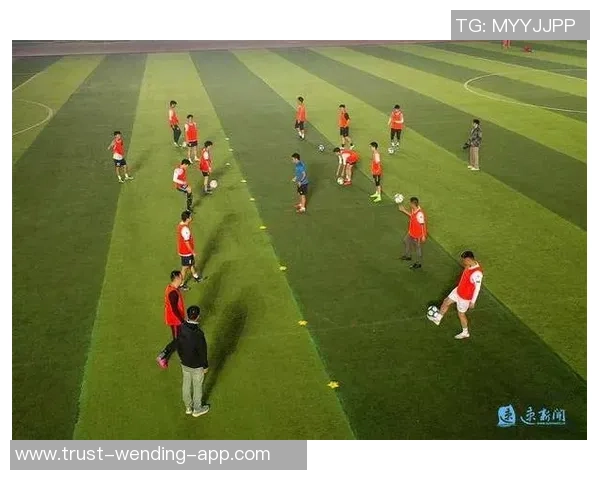 激情四溢的绿茵场上足球比赛的绝妙瞬间与英雄时刻